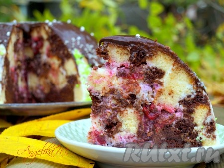 Вот таким торт получился в разрезе. Торт "Панчо" с вишней получается очень вкусным и нежным, советую приготовить!
