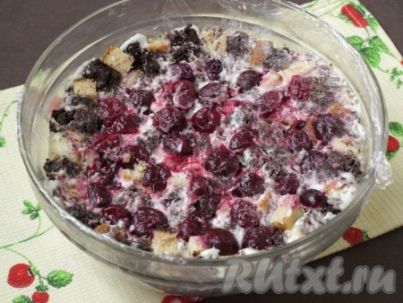 Далее выложить следующий слой из кусочков бисквита, смазанных сметанным кремом, затем добавить вишню, хорошо утрамбовывая. Выделившийся сок из вишни можно использовать для дополнительной пропитки торта. Продолжать чередовать слои бисквита и вишни, заполняя форму до самого верха.
