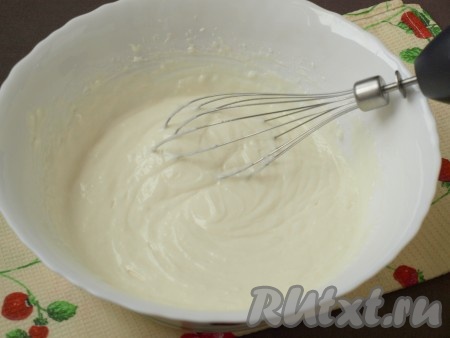 Для приготовления сметанного крема нужно брать домашнюю сметану или сметану жирностью не менее 30% (если брать не жирную сметану, то нужно будет использовать загуститель, иначе сметана не взобьётся). Сметану взбить с сахаром до загустения массы и сметанный крем готов.