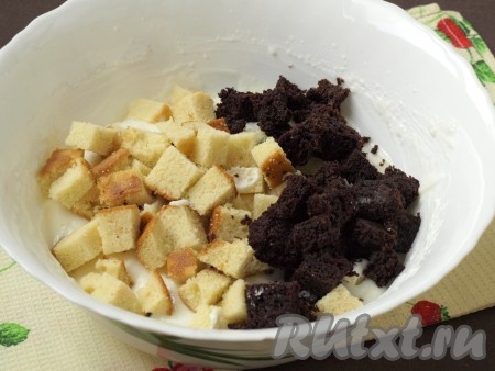 В несколько приёмов добавлять кусочки бисквита в сметанный крем (все кусочки бисквита должны быть покрыты сметанным кремом со всех сторон).
