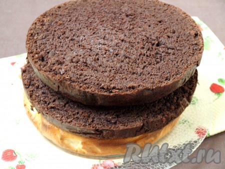 Шоколадный бисквит разрезать на 2 коржа.
