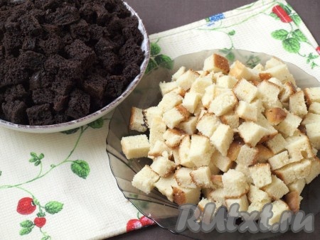 Один шоколадный корж нужно оставить целым, второй шоколадный корж нужно нарезать кубиками. Белый бисквит также следует нарезать кубиками.