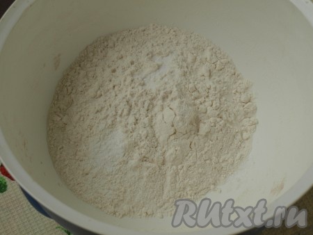 В миску просеять муку с разрыхлителем и содой.