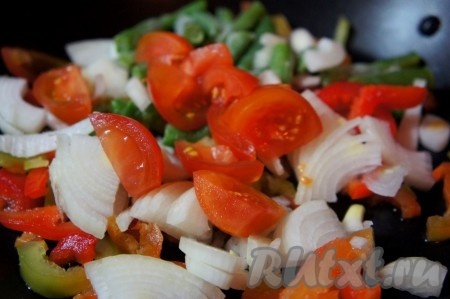 Репчатый лук, стручковую фасоль, болгарский перец, помидоры нарезать, выложить на сковороду, добавить немного воды и тушить до полуготовности. Добавить соль, специи.
