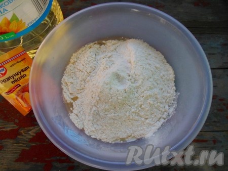 В получившуюся жидкость просейте муку с разрыхлителем.