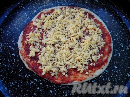 На тесто выложите начинку по вашему вкусу, у меня - сыр, колбаса и маслины.