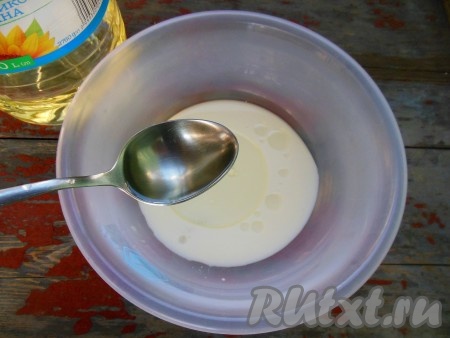 Затем влейте в молоко растительное масло, перемешайте.