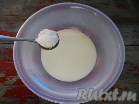 В холодное молоко добавьте соль, перемешайте.