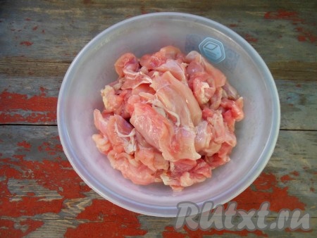 От костей отделите мясо и жир (если он есть). Из костей можно приготовить отличный суп.
