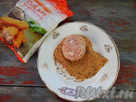 Смочив руки водой, сформируйте из фарша кролика котлеты. Придавая котлеткам форму, оббивайте фарш из ладошки в ладошку. Затем обваляйте каждую котлетку в панировочных сухарях.