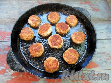 Затем переверните котлетки на другую сторону и тоже обжарьте до золотистой корочки.
