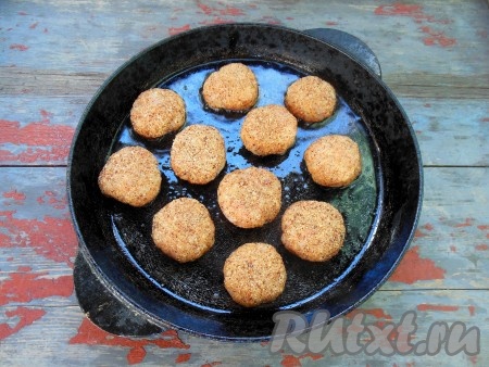 Хорошо разогрейте на сковороде растительное масло, выложите котлеты и обжарьте на среднем огне до золотистой корочки с одной стороны (примерно, 5-7 минут).
