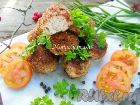 К котлетам, приготовленным из фарша кролика по этому рецепту, отлично подойдет кисло-сладкий соус из клюквы, брусники или же сметанный соус с чесноком и зеленью. На гарнир можно подать картофельное пюре, рис и конечно же салаты из свежих овощей и зелень.