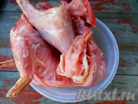 Тушку кролика промываем под проточной водой (у меня два молодых кролика, общий вес которых 2 кг). Промытую тушку обсушите с помощью бумажного полотенца.