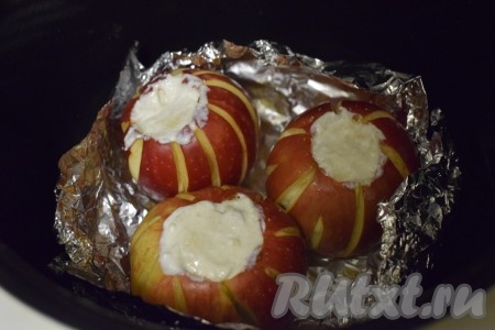 Поставить мисочку из фольги с яблоками в чашу мультиварки. В мисочку из фольги налить воду.
