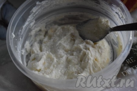 Получившуюся творожную начинку перемешать до однородности. Добавить, по желанию, ванилин, перемешать и начинка для фарширования яблок готова.