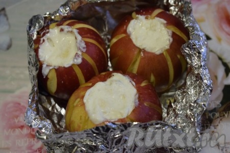 Отверстия подготовленных яблок заполнить творожной начинкой. Фаршированные яблоки выложить в мисочку, сделанную из фольги (мисочка из фольги нужна для того, чтобы яблоки в процессе запекания не прилипали ко дну мультиварки).

