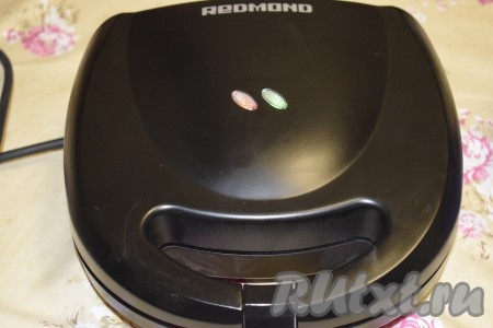 Когда мультипекарь будет готов к работе, на панели загорится зеленая лампочка. С этого момента можно приступать к выпечке вафель. Мультипекарь разогревается, примерно, 3-5 минут, этого времени нам вполне хватит для приготовления теста.