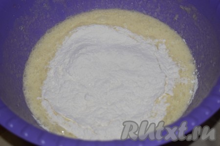 Смесь муки и разрыхлителя добавить во взбитую миксером смесь, тщательно перемешать.
