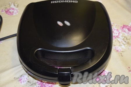 Включить мультипекарь в розетку. При включении загорится красная лампочка - это сигнализирует о том, что мультипекарь находится в процессе разогрева.