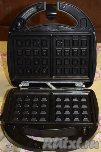 Для приготовления вафель в мультипекаре Редмонд надо одеть сменные панельки для приготовления вафель, согласно инструкции. Панели смазывать маслом не надо!