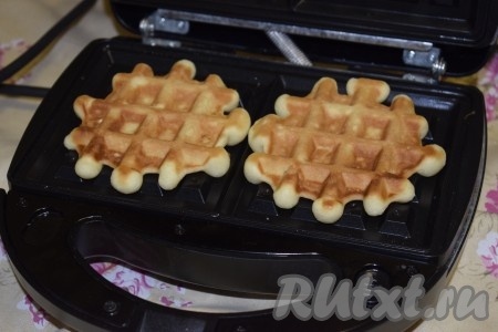 Закрыть крышку и выпекать вафли до подрумянивания, примерно, 5-7 минут.