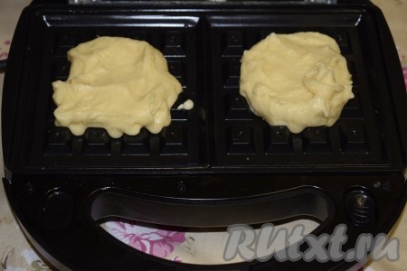 Выкладывать по 1 столовой ложке теста на каждую половинку панели для выпечки вафель уже разогретого мультипекаря Редмонд.

