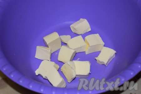 Для приготовления теста сливочное масло нарезать на кубики.
