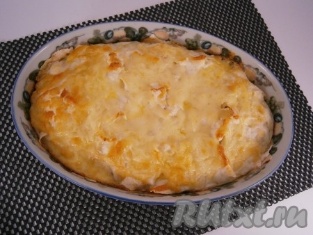 Отправить пирог снова в духовку, запекать далее при той же температуре еще 15-20 минут. Сверху должна появиться красивая, золотистая корочка.
