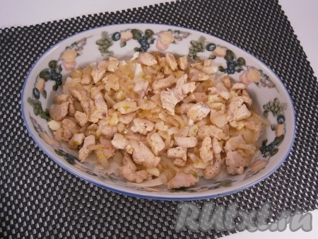 На лаваш выложить обжаренную с луком курицу.