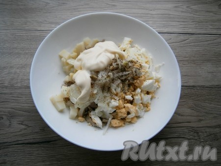 Лук репчатый, нарезанный тонкими кусочками, вместе с майонезом добавить в салат, щедро поперчить.
