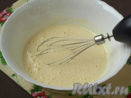 Массу хорошо взбить венчиком (до побеления).
