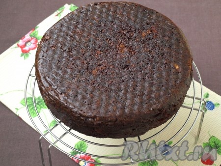 Духовку разогреть до 190 градусов и выпекать бисквит 45-50 минут. Если верх начнёт быстро зарумяниваться, то форму прикрыть пергаментом. Готовность проверить при помощи зубочистки, она должна быть сухой. Бисквит перевернуть на решётку дном вверх, снять пергамент. Оставить до полного остывания.

