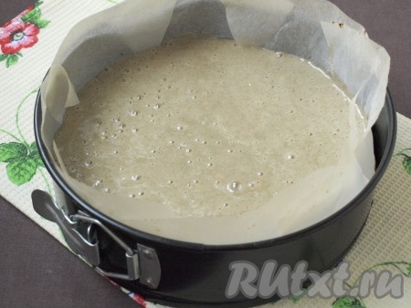 Форму диаметром 22-24 см застелить пергаментом, вылить тесто.
