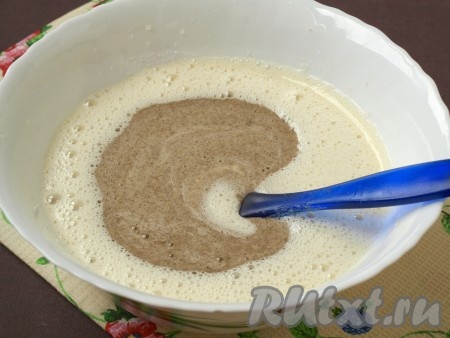 Добавить в яичную массу варенье и подсолнечное рафинированное масло, размешать лопаткой.