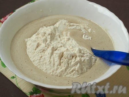 Затем просеять муку и размешать тесто, чтобы не было комочков. Тесто будет как не очень густая сметана.
