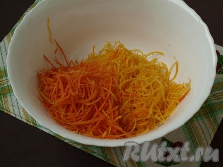 Тыкву и морковь очистить, натереть на тёрке. Необязательно натирать на корейской тёрке, просто мне так больше нравится.
