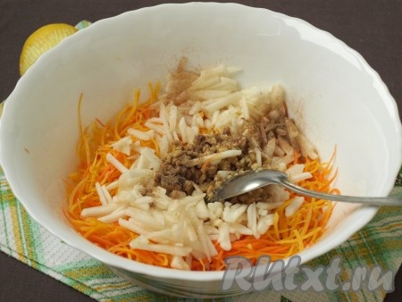 Переложить заправку с орехами в салат, добавить корицу и затем перемешать.
