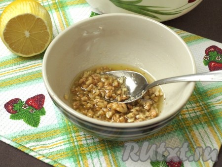 Нарубить орехи и смешать их с заправкой.