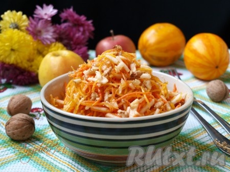 Из оставшегося лимона выжать сок в салат из тыквы с яблоками и морковью, ещё раз перемешать и можно сразу подавать вкусное и полезное блюдо к столу.