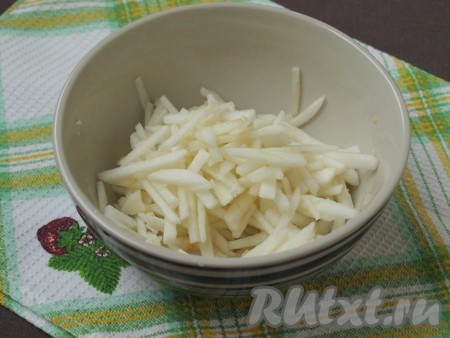 Яблоки очистить, нарезать соломкой, полить соком, выдавленным из половинки лимона, и перемешать.