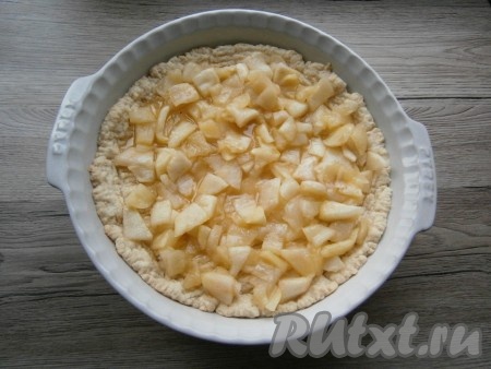 Яблочную начинку выложить на готовую горячую песочную основу.
