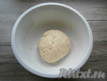 Быстро замесить песочное тесто, которое будет плотным, но мягким. Собрать его к ком.
