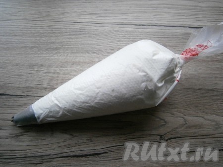 Взбитые белки выложить в кулинарный мешок с насадкой "звездочка".
