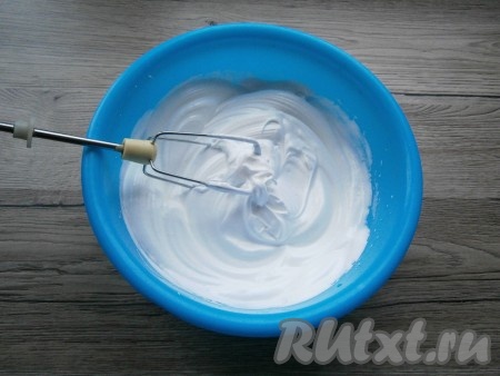 Холодные белки взбить миксером со щепоткой соли до пышной пены. Затем всыпать постепенно сахар, продолжая взбивать миксером. Взбивать белки с сахаром около 5 минут (до устойчивых пиков).
