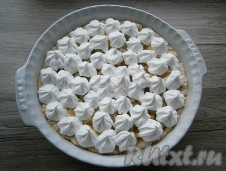 Отсадить безе прямо на еще горячие или теплые яблоки в виде цветочков, покрыв всю поверхность пирога.
