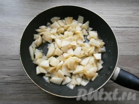 Тушить яблоки, постоянно перемешивая, минут 10 на небольшом огне (яблоки должны стать мягкими, но при это они не должны превратиться в пюре).
