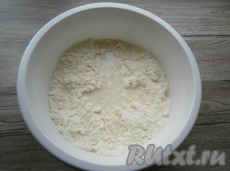 Руками перетереть масло с мучной смесью в мелкую крошку, затем влить ледяную воду.
