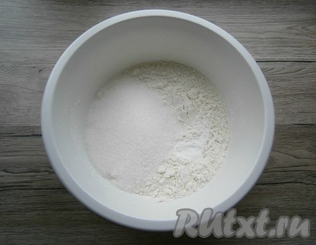 В муку всыпать сахар и разрыхлитель, перемешать.