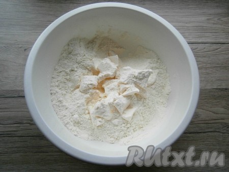 Добавить в мучную смесь нарезанное кусочками или натертое на терке холодное сливочное масло.
